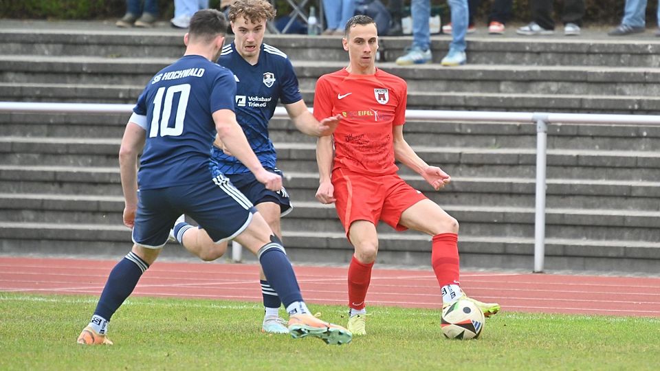 Eine Klasse für sich: Simon Floß (rechts) traf dreimal für den FC Bitburg und hatte damit großen Anteil am Bitburger Sieg gegen die SG Hochwald (Mitte: Roan Webel, links: André Paulus).
