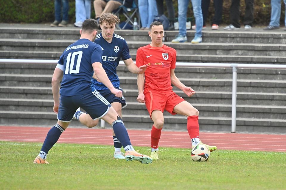 Eine Klasse für sich: Simon Floß (rechts) traf dreimal für den FC Bitburg und hatte damit großen Anteil am Bitburger Sieg gegen die SG Hochwald (Mitte: Roan Webel, links: André Paulus).