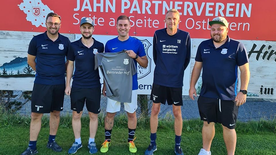Benedikt Biller (von links), Johannes Geith, Neu-Spielertrainer Markus Kraus, Trainer Joachim Wagner und Michael Wurzer.