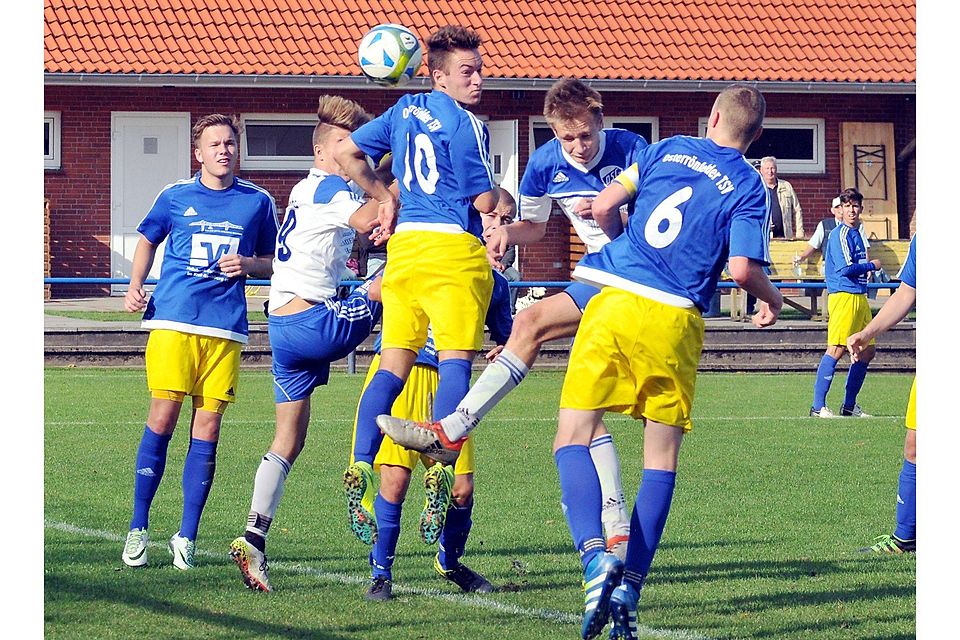 Die Entscheidung: Brunsbüttels Marvin Wolf (Mitte) trifft per Kopfball zum 2:0 für die Gäste im Spiel beim OTSV. Foto: hobke