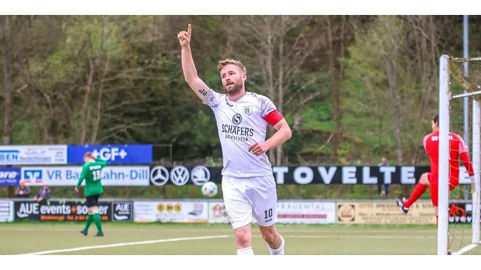 Biiedenkopfs Torjäger Dennis Rakowski bejubelt seinen Treffer zur 1:0-Führung gegen die SpVgg Leusel. Deren Torwart Moritz Kropf lässt seinen Ärger am Ball aus. Biiedenkopfs Torjäger Dennis Rakowski bejubelt seinen Treffer zur 1:0-Führung gegen die SpVgg Leusel. Deren Torwart Moritz Kropf lässt seinen Ärger am Ball aus. © Lars Hinter
