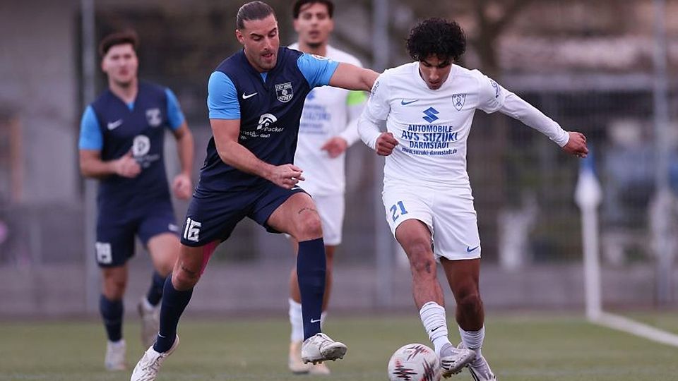 Packendes Derby: Der SV Münster (rechts Anas Hamed) musste sich in der Fußball-Gruppenliga im Nachbarschaftsduell trotz 2:0-Führung mit einem Remis begnügen. Denn der TSV Altheim (links Hendrik Makolli) kam in der wilden Schlussphase mit drei Platzverweisen noch zum Ausgleich.	Foto: Joaquim Ferreira
