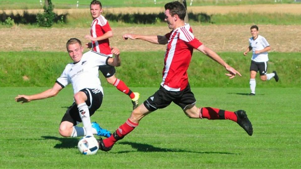 Für "Jojo" Müller wäre es ein "Obertraum" mit seinem TSV Röttenbach (weiß) zum Abschied aufzusteigen. F: Roland Huber