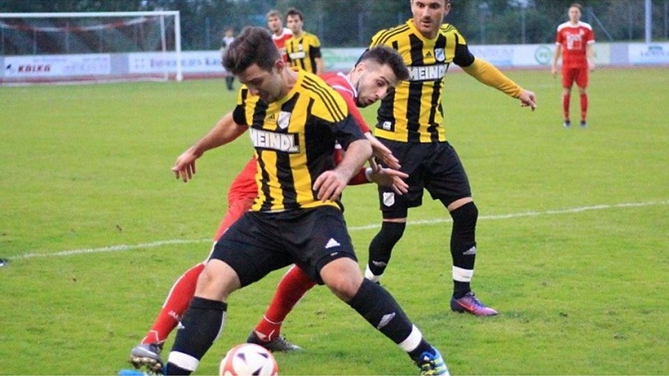 Sahin Karayün (am Ball) wird ab sofort nicht mehr für den SV Kirchanschöring auflaufen. F: Latzel