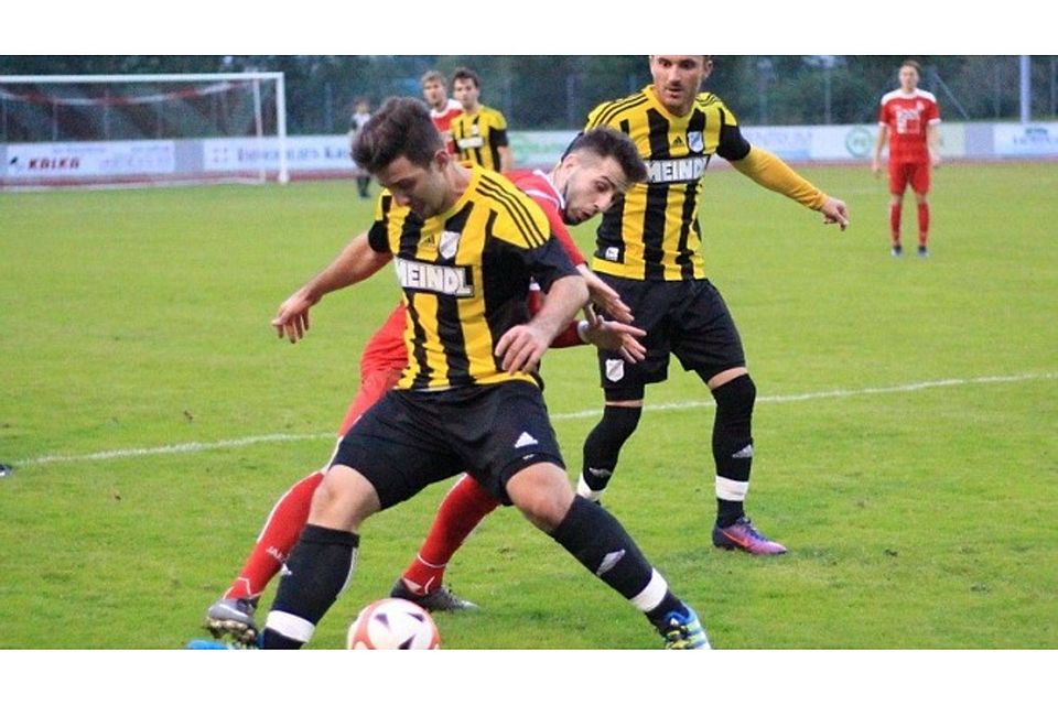 Sahin Karayün (am Ball) wird ab sofort nicht mehr für den SV Kirchanschöring auflaufen. F: Latzel