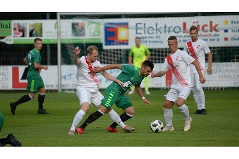 Die DJK Ammerthal, hier mit Marco Weber (Mitte), ging bereits in der zweiten Spielminute gegen den ATSV Erlangen mit 1:0 in Führung.  Foto: Brückmann