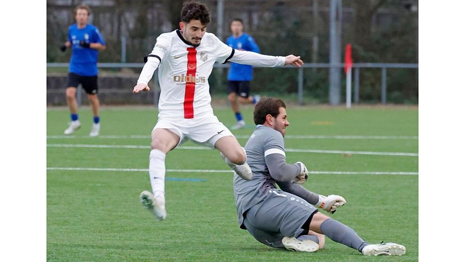 Zweifacher Torschütze: Emin Aykir (links) traf doppelt für RW Darmstadt. Dennoch stand am Ende eine Niederlage für den Fußball-Verbandsligisten gegen die SG Bornheim (rechts Torwart Gianluca Colombo).