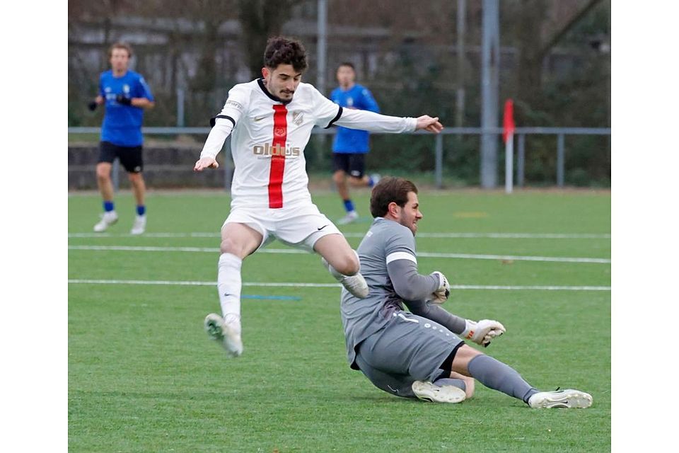 Zweifacher Torschütze: Emin Aykir (links) traf doppelt für RW Darmstadt. Dennoch stand am Ende eine Niederlage für den Fußball-Verbandsligisten gegen die SG Bornheim (rechts Torwart Gianluca Colombo).