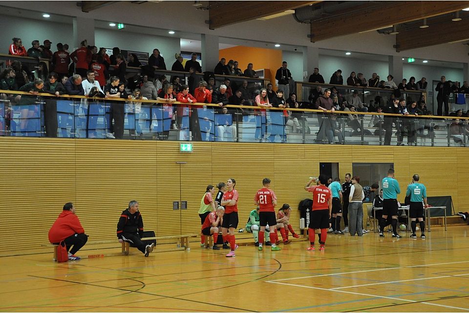 Langes Warten für die Spielerinnen, verdutzte Blicke auf den Tribünen. 