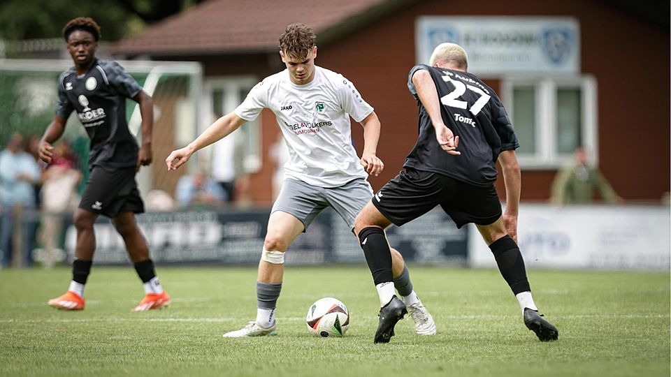 Fußball Saison 2025/26 Landesliga Konstantin Ott vom TSV Murnau (in Weiß) im Heimspiel gegen den SV Aubing am 27. Juli 2025