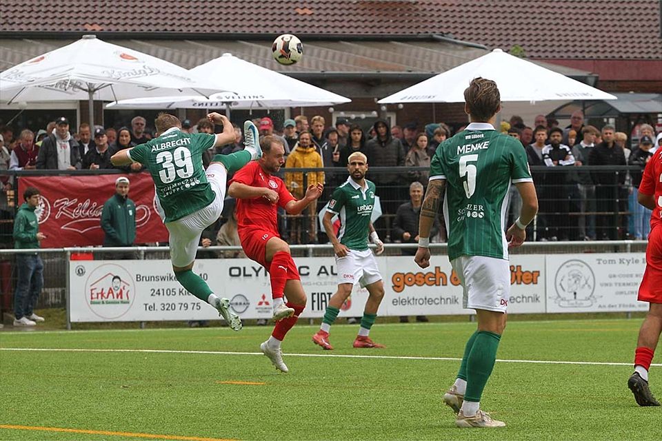 Julius Alt (Kilia Kiel) gegen Julian Albrecht (li., VfB Lübeck).