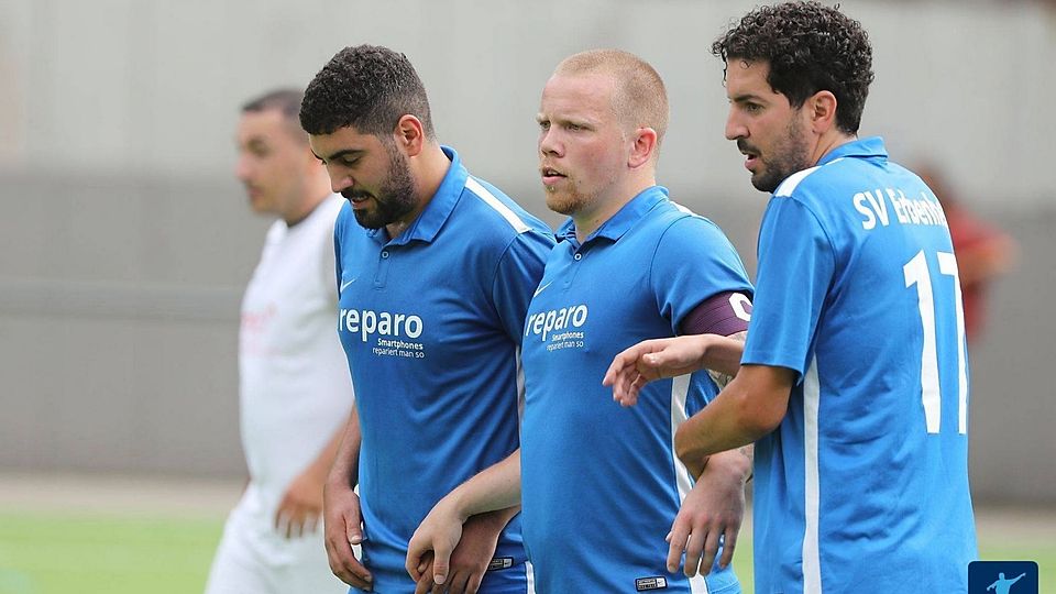 Marvin Funk (Mitte) zieht ab der kommenden Saison wieder das blaue Trikot des SV Erbenheim an. Rechts neben ihm sein künftiger Spielertrainer und guter Freund Karim El Bakkaoui.