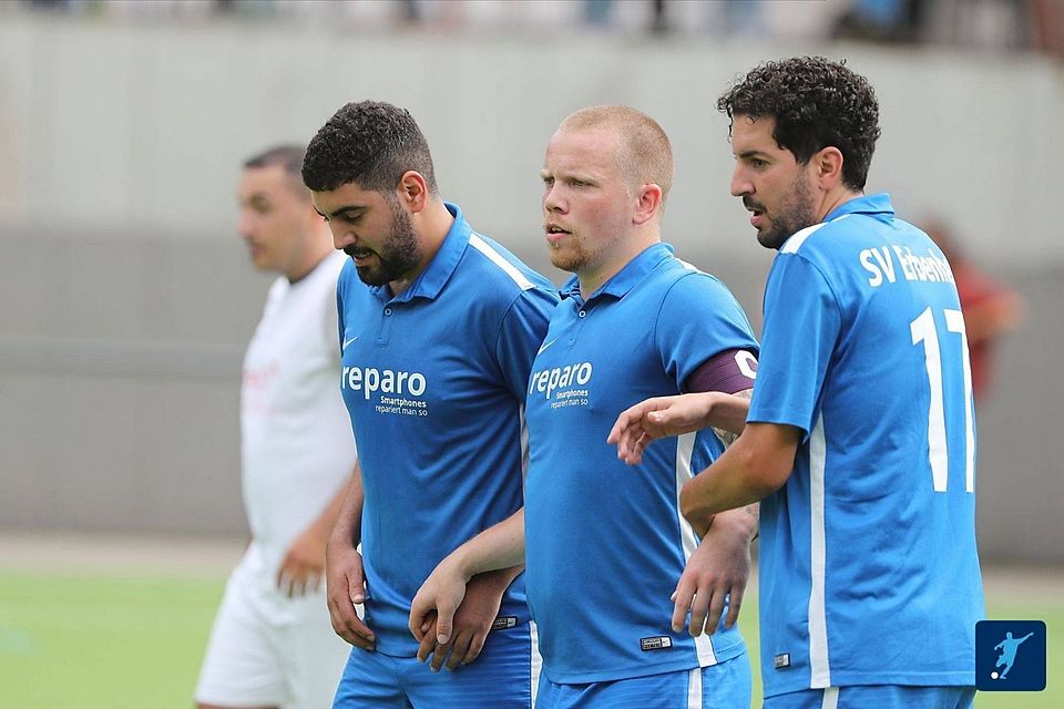 Marvin Funk (Mitte) zieht ab der kommenden Saison wieder das blaue Trikot des SV Erbenheim an. Rechts neben ihm sein künftiger Spielertrainer und guter Freund Karim El Bakkaoui.