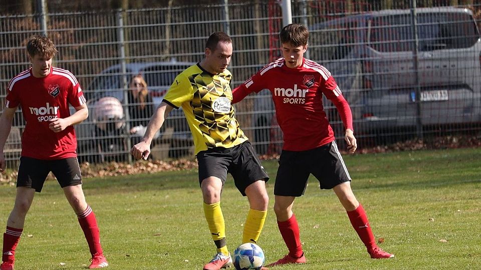 Heinbockels Christopher Warda (links) im Zweikampf mit Jan Ole Cording vom SV Agathenburg/Dollern II. 