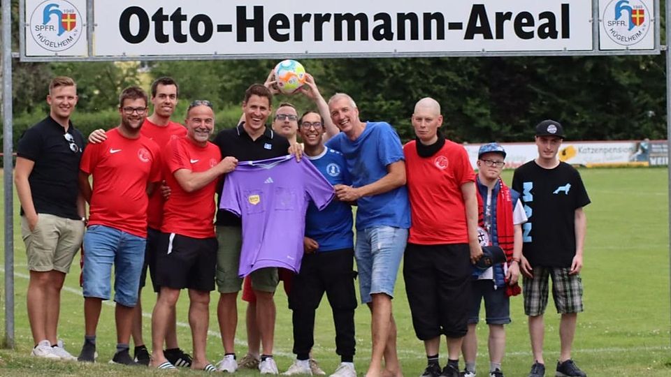 In der Halbzeitpause der Kreisligapartie Spfr. Hügelheim - A08 Müllheim, fand die Übergabe statt.