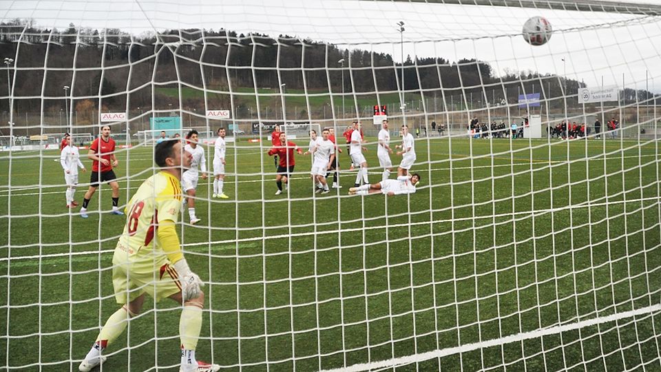 WBs Janick Hager hämmert den Ball über die Tessiner Mauer zum 1:1-Ausgleich. 