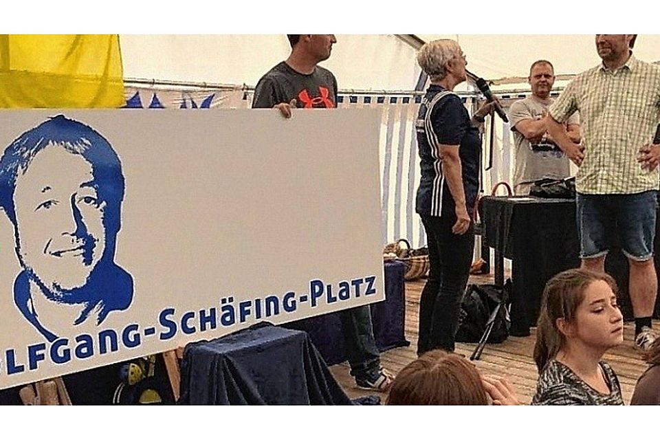 Wolfgang Schäfing (re.) wird von Ligabetreuerin Susanne Fritz   in höchsten Tönen gelobt. sh:z