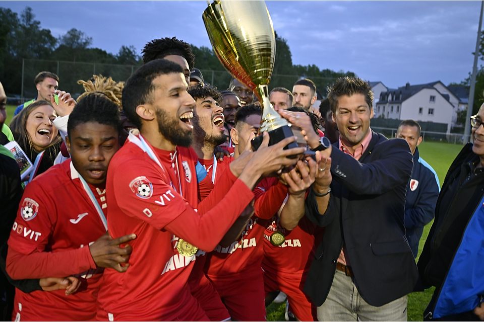 Achraf Drif und die Hesperinger Reserven haben nach der Meisterschaft auch den Pokal gewonnen