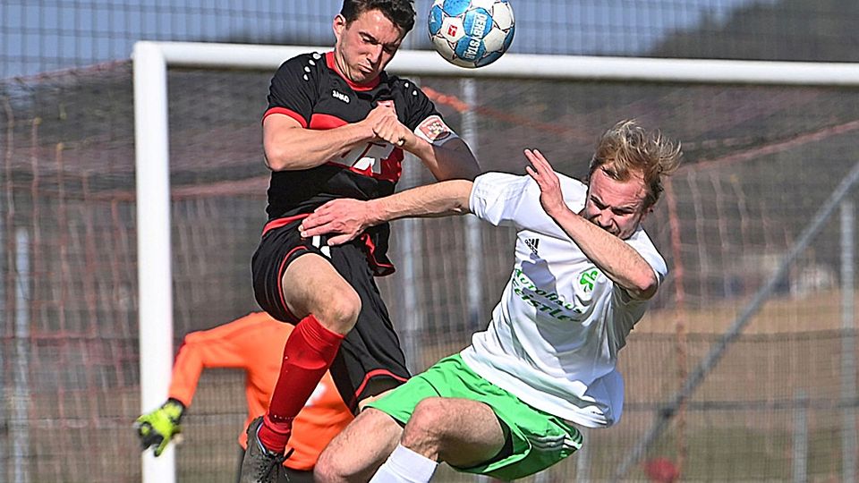 Mit voller Wucht stemmten sich Sebastian Kaifer und der SC Altenmünster dem FC Horgau (rechts Arthur Mayer) entgegen und feierten einen 3:2-Sieg.
