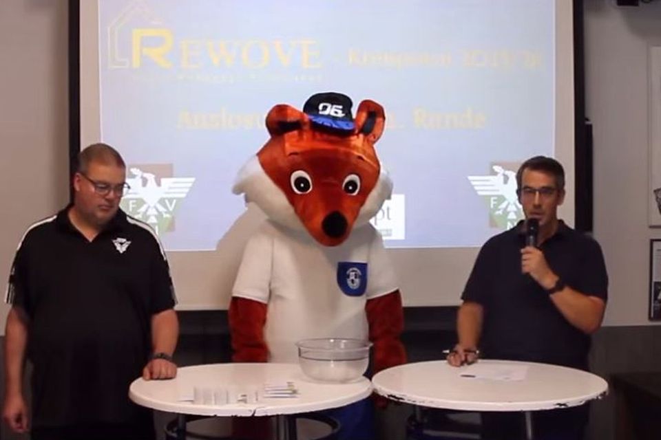 Thomas Klingen (links) und Tim Stettner (rechts) losen gemeinsam mit Schorsch die ersten Pokalrunden aus.