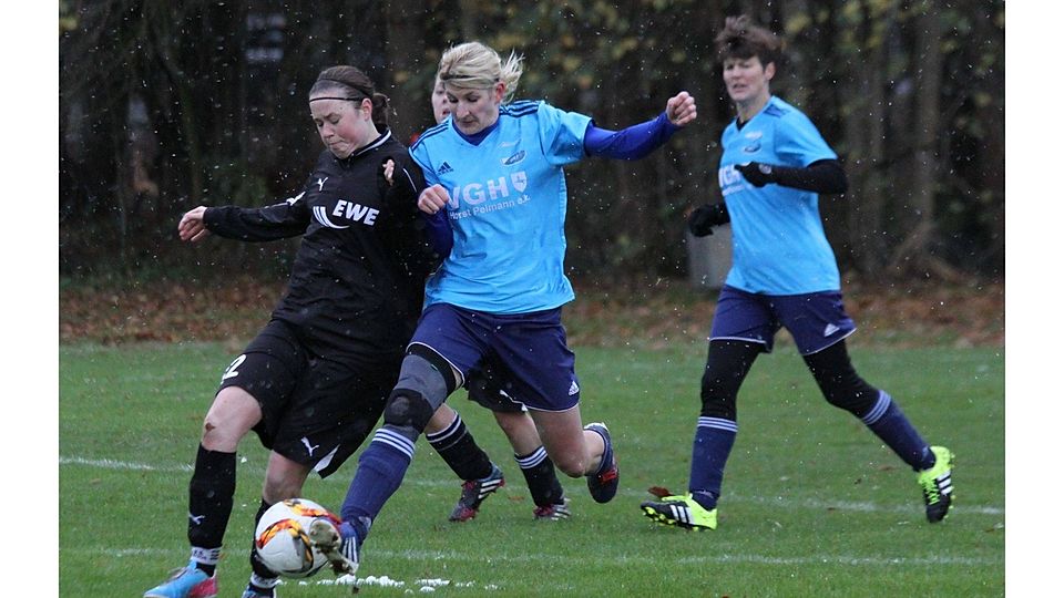 Auswärtssieg für Aufsteiger: Der FSV Findorf - hier mit Gina Prigge und Anja Hubert-Stolzenberg - gewann 2:0 in Horstedt.Foto: Stolzenberg