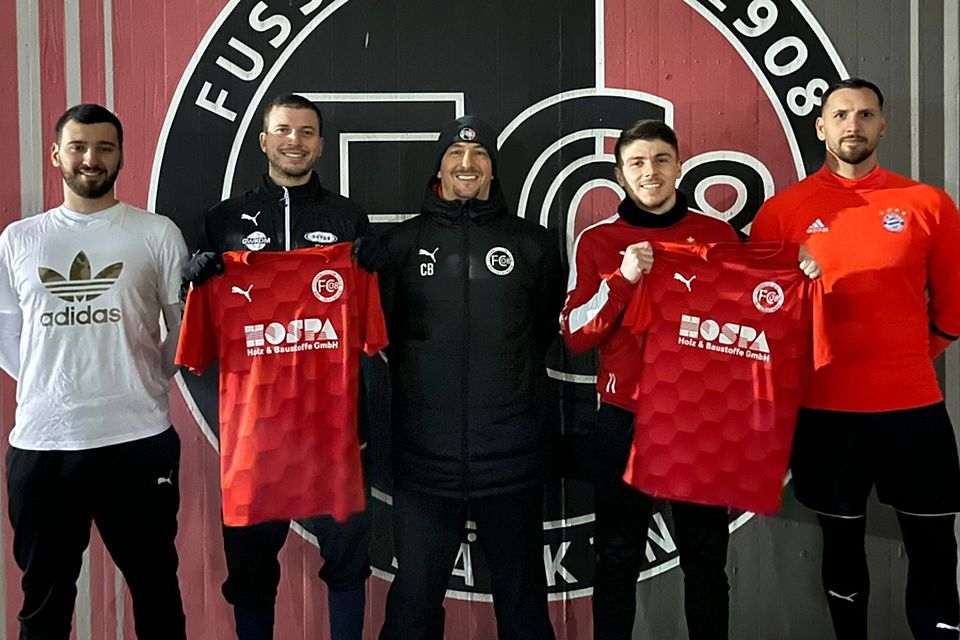 Die Neuen beim FC Bad Säckingen mit ihrem Coach (von links): Marlen Xhaferaj (Albanien), Faris Mekias (Karlsruhe), Trainer Clemens Bauer, Klejdi Zenelak (Albanien), Thorsten Dörflinger (SVObersäckingen) | Foto: Privat