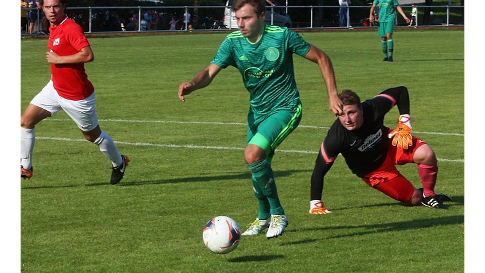 Vorbei am Berger Torwart und den Ball ab in die Maschen: Anton Krinner (Mitte) stellt mit seinem dritten Treffer auf 3:1 für den SV Bad Heilbrunn.