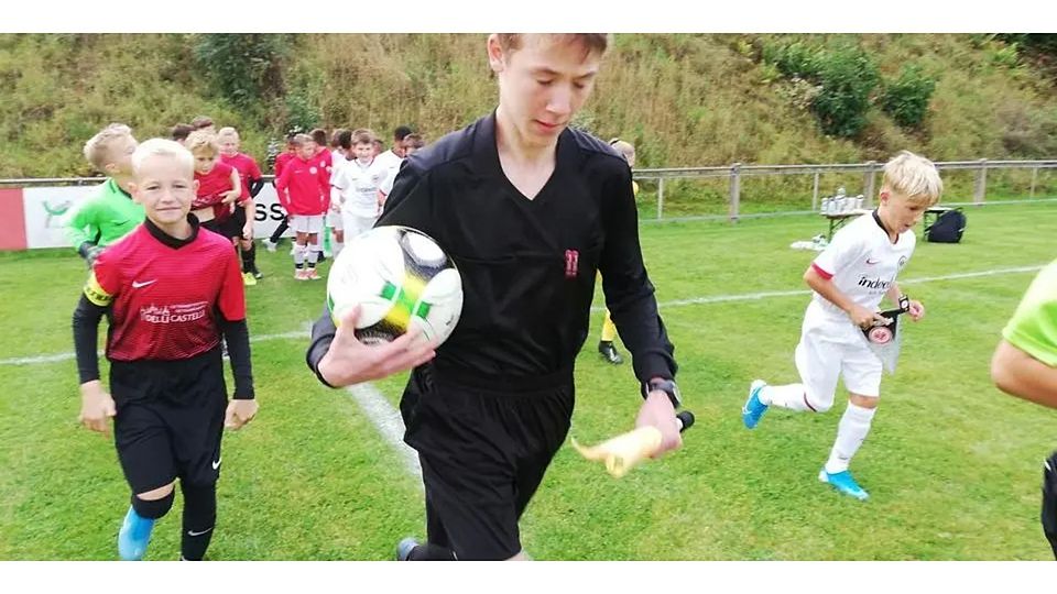 Hätten Sie ihn erkannt? Der damals 11-jährige Lennart Karl, heute Profi beim FC Bayern München, führt die U13 von Eintracht Frankfurt gegen die D-Jugend des FC Schöffengrund mit Spielführer Nevio Delli-Castelli (l.) 2019 in Oberquembach aufs Feld. © FC Schöffengrund