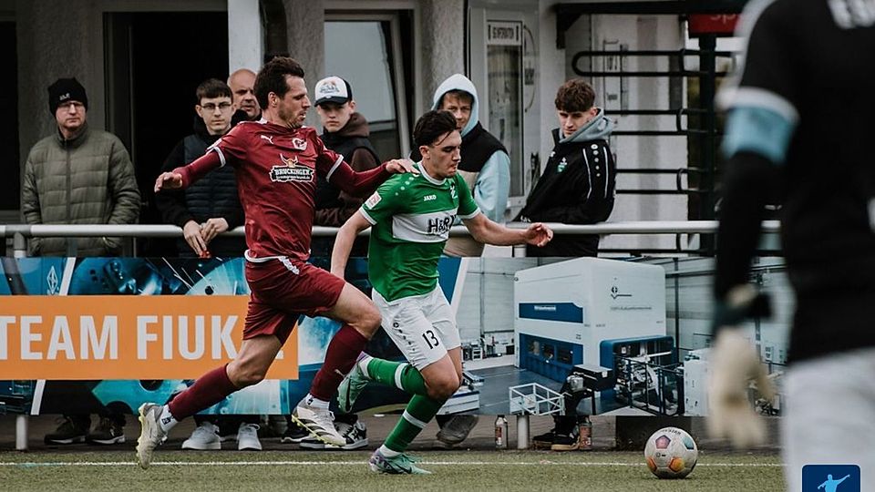 Manuel Beyer (l.) springt bei einem abstiegsbedrohten Landesligisten ein.