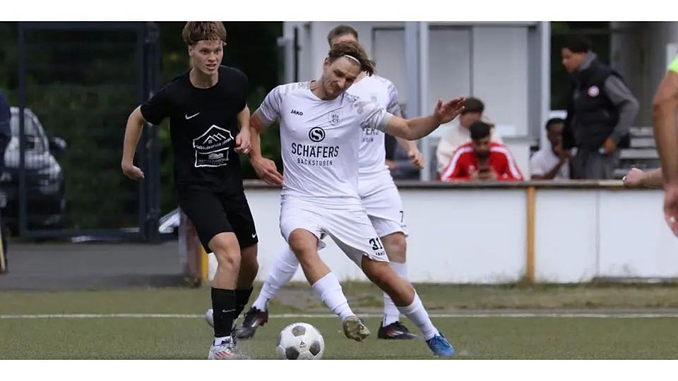 Der VfL Biedenkopf und Tom Künkel (re., hier gegen Kai Späth von der SG Naunheim/Niedergirmes) gastieren zum sportlichen Jahresabschluss am Sonntag bei Eintracht Lollar. © Jens Schmidt