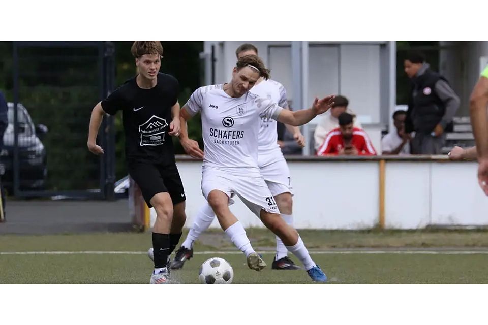 Der VfL Biedenkopf und Tom Künkel (re., hier gegen Kai Späth von der SG Naunheim/Niedergirmes) gastieren zum sportlichen Jahresabschluss am Sonntag bei Eintracht Lollar. © Jens Schmidt