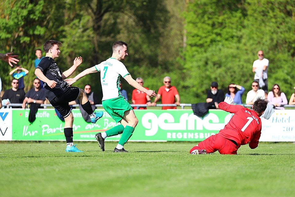 In dieser Szene verpasst Max Materne (links) kurz vor Spielschluss den Lucky Punch für den FC Tegernheim.