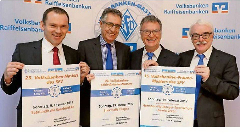 Startschuss! Mit der offiziellen Pressekonferenz des Saarländischen Fußballverbandes wurde die saarländische Hallenrunde 2016/2017 eingeläutet - v.l. Carlo Segeth (Bank 1 Saar), Hans-Joachim Meyer (Volksbank), SFV-Präsident Franz Josef Schumann und der Spielausschussvorsitzende Adalbert Strauß. Foto: Schlichter