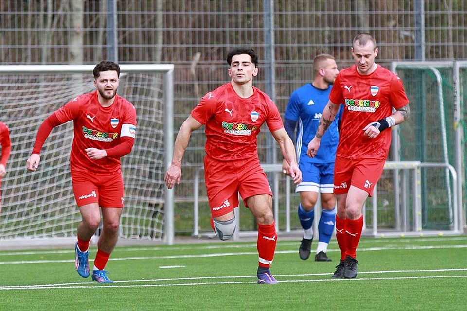 Der überragende Melih Cerrah (vorne, Inter Türkspor Kiel) nach seinem 1-2. Der überragende Melih Cerrah (vorne, Inter Türkspor Kiel) nach seinem 1-2.