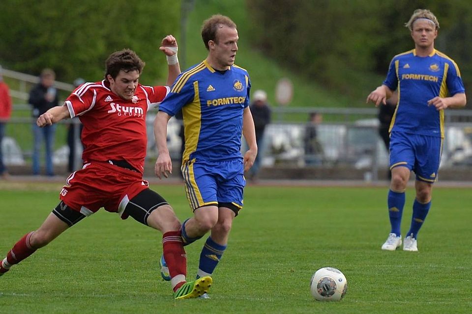 Vor knapp zehn Jahren kickten Michael Renner (am Ball) und Markus Rainer (rechts) gemeinsam beim TSV Bogen in der Bayernliga. Jetzt treffen die beiden als Spielertrainer in der Kreisliga aufeinander.