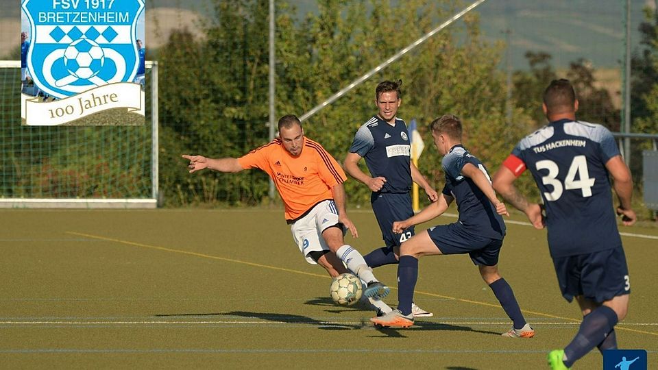 Im letzten Jahr lief der TSV Bretzenheim (orange) auf dem heimischen Geläuf noch gegen den TuS Hackenheim II auf. Seit diesem Sommer muss die Mannschaft nach Langenlonsheim ausweichen.