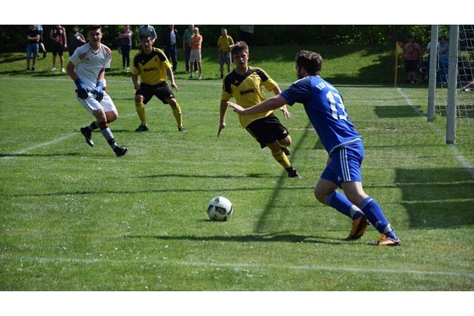 Der TSV Bodnegg (rechts Levin Besler) gewann sein Heimspiel gegen den SV Weißenau knapp mit 1:0. Foto: Anne Beutner