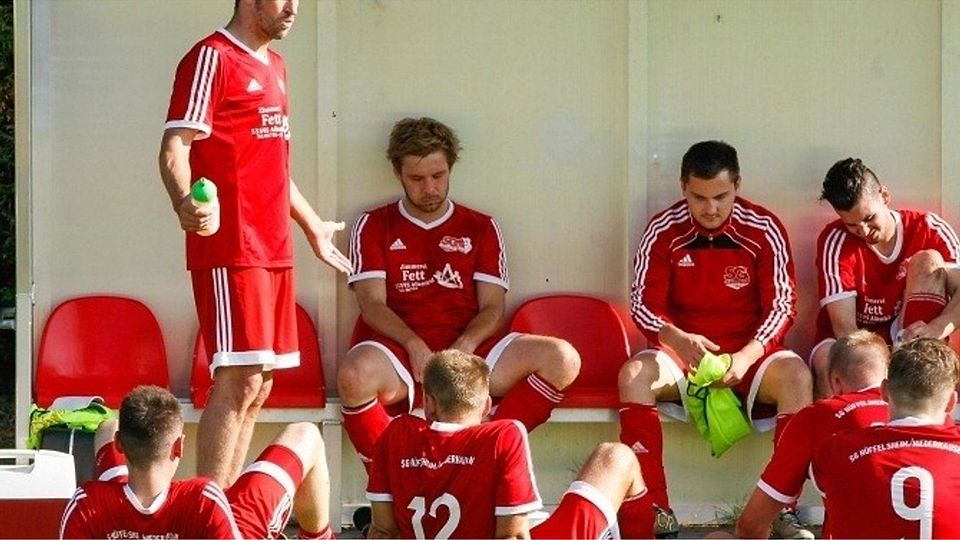 Fehleranalyse: Enttäuschte Hüffelsheimer lauschen nach der Partie wieder einmal den ersten Worten von Spielertrainer Andreas Strunk (stehend).	Foto: Dirk Waidner