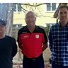 VfB-Vorstand Manfred Schötz (MItte) mit den beiden neuen Coaches Andreas Lahner (re.) und Franz Finger 