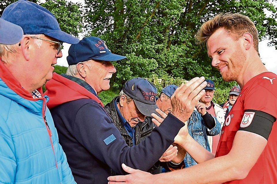 Abschied: Kapitän Marc Flottemesch (rechts) klatscht mit den TuS-Fans ab.