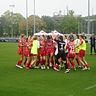 Rückblick: Die 05-Fußballerinnen feiern nach dem Sieg in der ersten Pokalrunde beim Regionalligisten VfB Stuttgart. Nun wartet der VfL Wolfsburg im Achtelfinale.	Archivfoto: Christoph Kessel