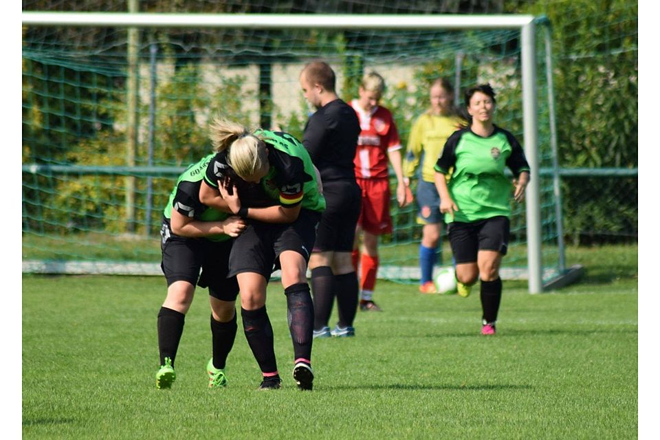 Nadine Domain (l.) und Saskia Liersch bejubeln den Treffer zum 3:1-Endstand.  F: Voigt