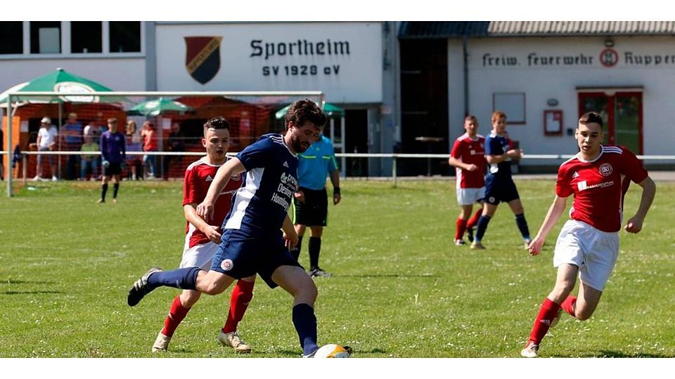 Während der TSV Burg-/Nieder-Gemünden erst am Sonntag in der A-Liga-Abstiegsrunde wieder gefordert ist - dann steht das Heimspiel gegen Queckborn/Lauter an - musste die FSG Ober-Ohmen/Ruppertenrod/Ulrichstein bereits am Freitag bei Rüddingshausen/Londorf ran. Hier eine Szene vom vergangenen Sonntag, als der TSV mit 3:1 bei "ORU" gewann. Gemündens Björn Luft (blaues Trikot) behauptet sich hier gegen Johannes Bethke und Felix Schmidt. Foto: Luca Raab 