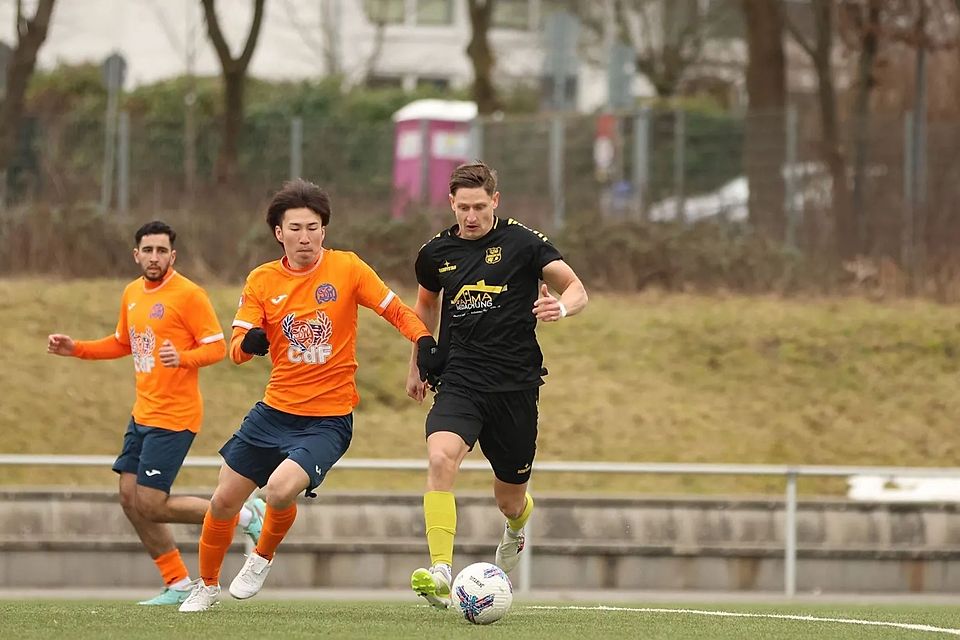 Der SV Wiesbaden führt mit 1:0 gegen den FV Breidenbach.