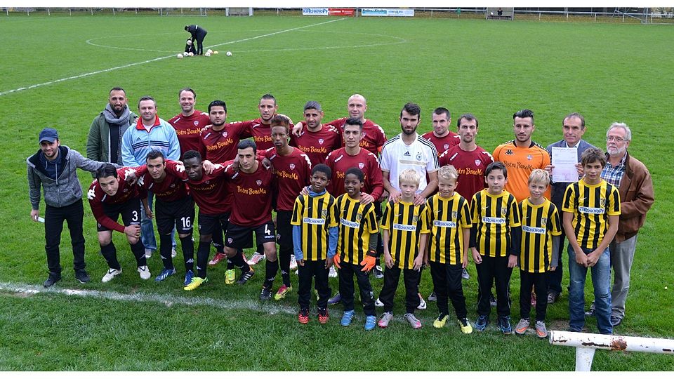 Der TSV Oberriexingen erhielt vor seinem Spiel gegen den FC Mezopotamia Bietigheim ebenso wie sein Gegner einen Scheck für seine Flüchtlingsarbeit. Foto: TSV Oberriexingen