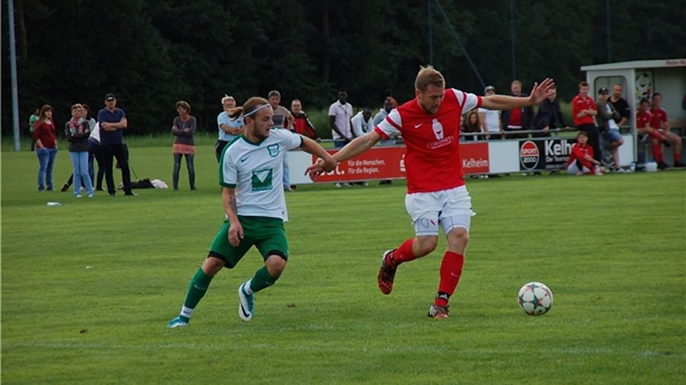 Kreisliga-Neuling FSV Sandharlanden (rotes Trikot) möchte im Kampf um den Klassenerhalt das Offensivspiel intensivieren.