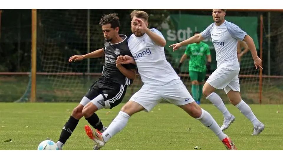 Mit vollem Körpereinsatz: Niklas Voll (Mitte) vom SV Horchheim versucht gegen Yasin Yildiz an den Ball zu kommen.