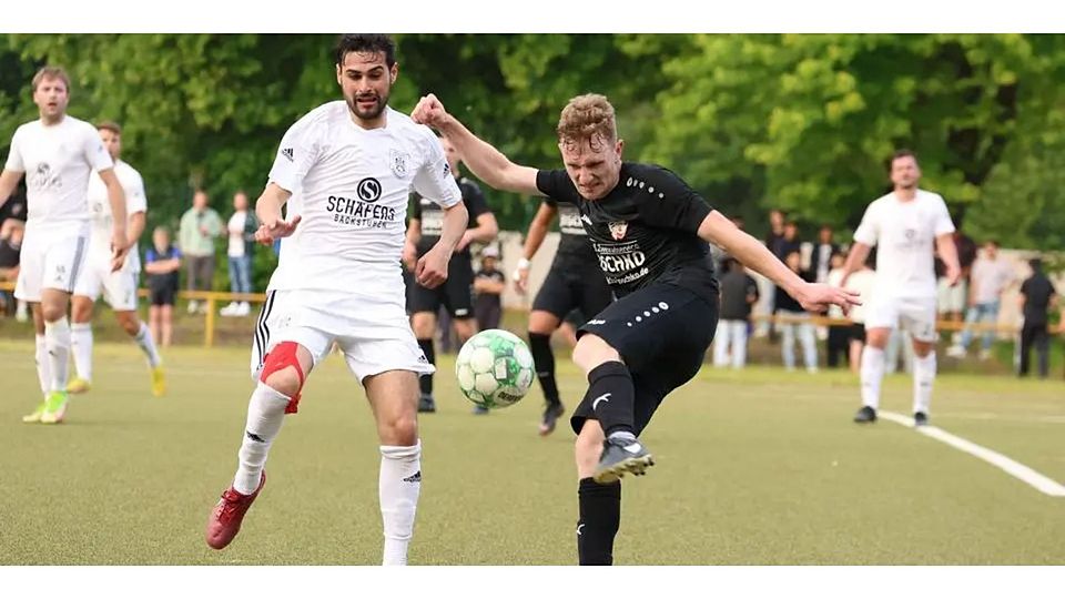 Luis Luca Henkel stand mit der SG Silberg/Eisenhausen bereits 2023 im Kreispokalendspiel, das gegen den VfL Biedenkopf (links Okay Yildirim) mit 1:3 verloren ging. © Jens Schmidt