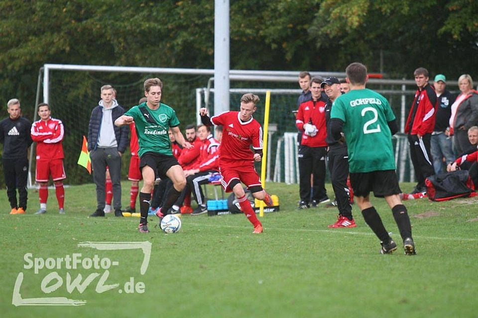 Der FC Löhne-Gohfeld (in grün) gewann das Spitzenspiel beim TV Elverdissen.  Foto: Gottschlich