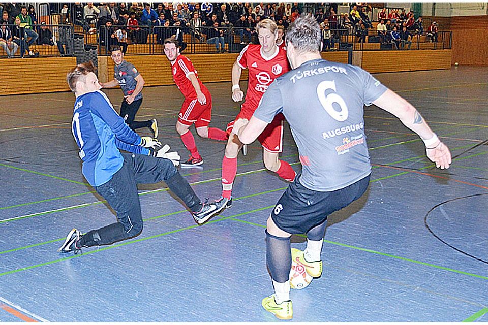 Am Ende setzte sich beim Turnier in Schwabmünchen Türkspor Augsburg (graue Trikots) im Finale gegen den TSV Haunstetten durch (rote Trikots).  Foto: Reinhold Radloff